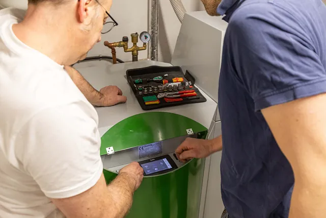 Mitarbeiter arbeiten an Heizungsgerät
