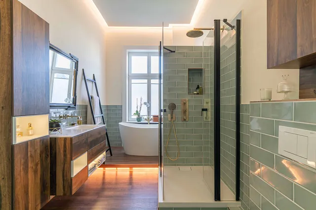 Badezimmer mit Waschbecken, Badewanne und Dusche