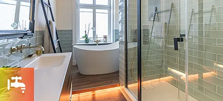 Badezimmer mit Waschbecken, Badewanne und Dusche