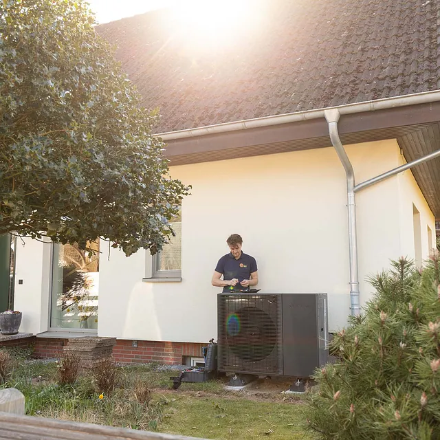 Mitarbeiter arbeite an Klimaanlage