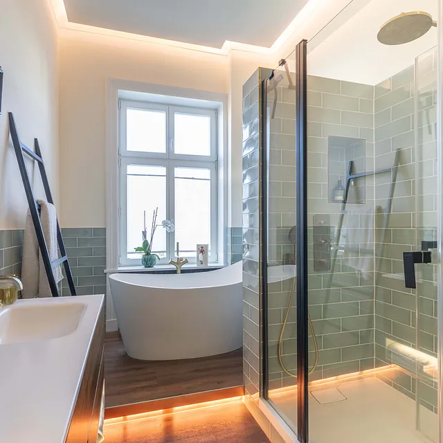 Bazimmer mit Waschbecken, Badewanne und Dusche