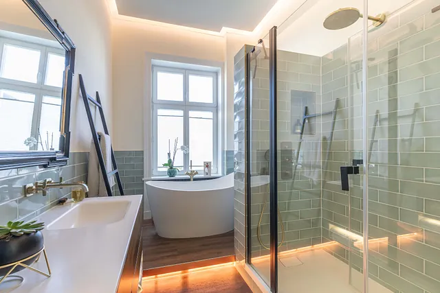 Badezimmer mit Waschbecken, Badewanne und Dusche