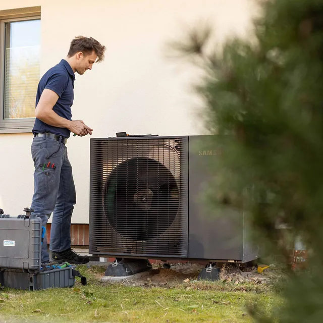 Mitarbeiter arbeiten an Klimaanalge