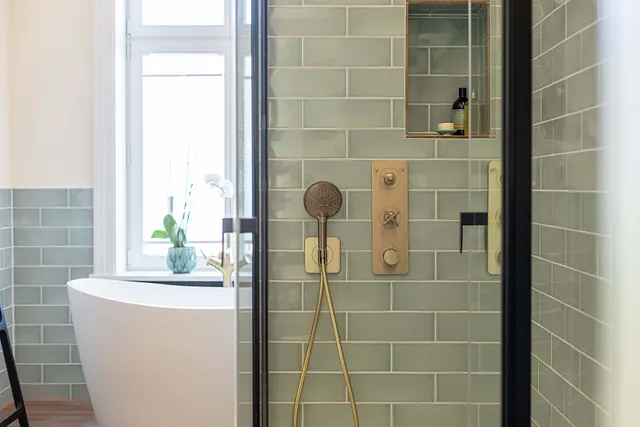 Badewanne und Dusche in Badezimmer