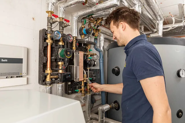 Mitarbeiter arbeitet an Heizungsgerät