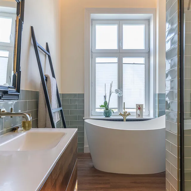 Badezimmer mit Waschbecken, Badewanne und Dusche