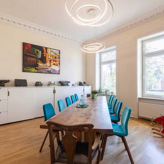 Besprechungsraum mit Tisch und Stühlen